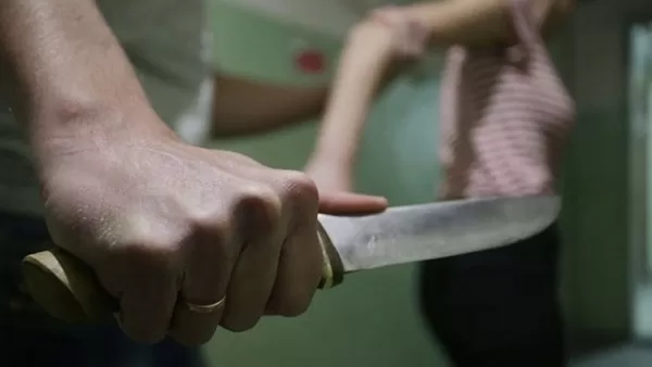 48-ամյա տղամարդը դանակով հարվածել է կնոջ քթին, ապա կտրվածքներ արել կրծքավանդակի շրջանում