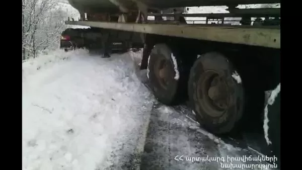 Ջերմուկ-Երևան ավտոճանապարհին բեռնատարը սահել է ճանապարհի երթևեկելի հատվածում