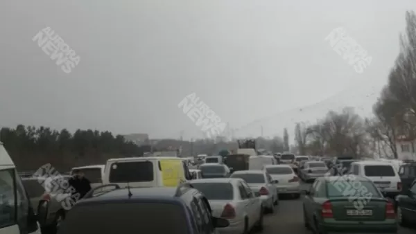 ՏԵՍԱՆՅՈՒԹ. Մեծաթիվ մեքենաներ մնացել են ճանապարհին. Սևանի մայրուղին փակել են 
