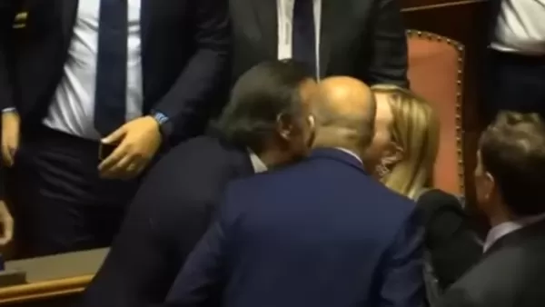 ՏԵՍԱՆՅՈՒԹ. Իտալիայի վարչապետը պատահաբար «համբուրվել» է խորհրդարանի երկու անդամների հետ