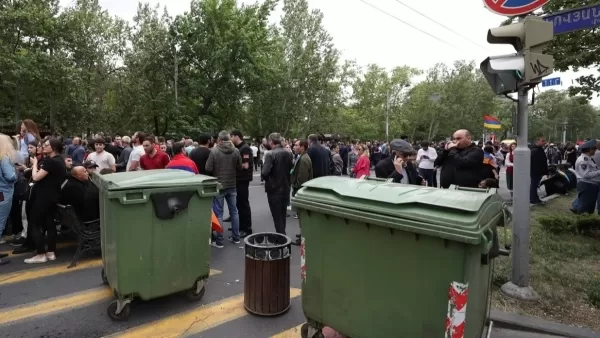 Ընդդիմությունն աղբամաններով փակել է ճանապարհը 