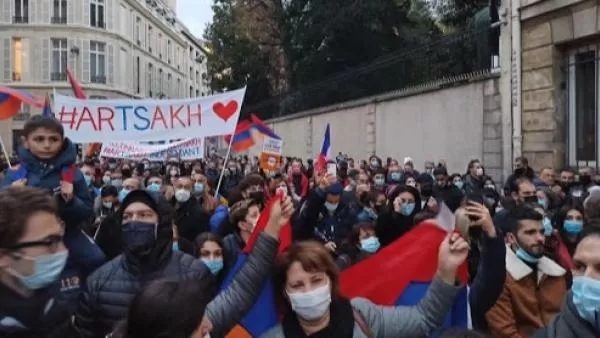 Բազմահազարանոց ցույց Փարիզում` Արցախի անկախությունը ճանաչելու պահանջով