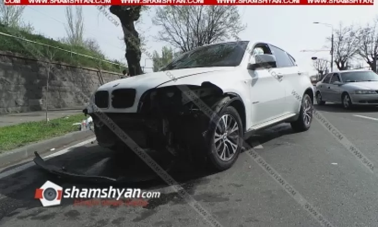 Երևանում BMW X6-ի վարորդը բախվել է երկաթե արգելապատնեշին, հանդիպակաց ընթացող Opel Zafira-ին. կա վիրավոր