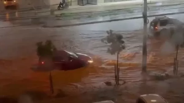 ՏԵՍԱՆՅՈՒԹ. Թբիլիսիում հորդառատ անձրևի հետևանքով փողոցները ջրով են ծածկվել. ջուրը քշում-տանում է մայթեզրին կանգնած մեքենաները