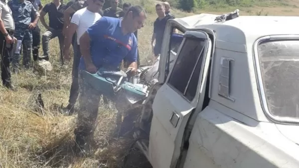 «ԳԱԶ- 24» մակնիշի ավտոմեքենան բախվել է ծառին. ղեկին հայտնաբերվել է 21-ամյա վարորդի դին