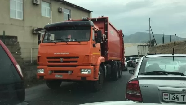 Հայ-վրացական սահմանին ևս երեք մեքենաներ անհամբեր սպասում են իրենց հերթին