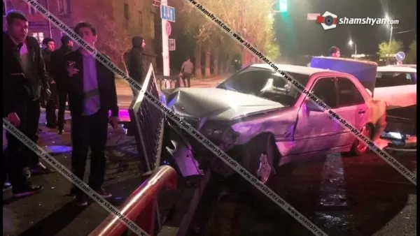 Խոշոր ավտովթար Երևանում. մեքենաներից մեկը կոտրել է վերգետնյա անցման երկաթե արգելապատնեշը. Shamshyan. com