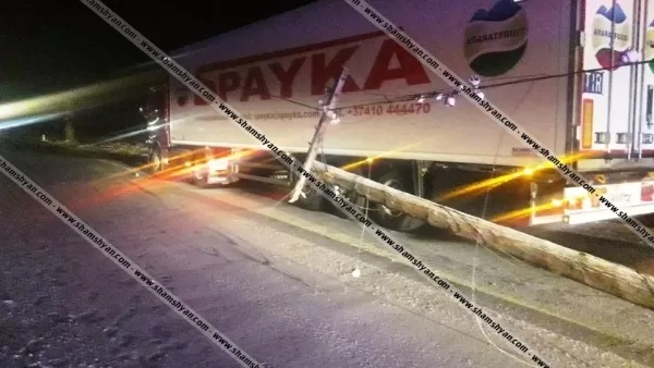 «Սպայկա» ընկերության բեռնատարի վարորդը հսկայական փայտյա էլեկտրասյունը քարշ տալով տանում է