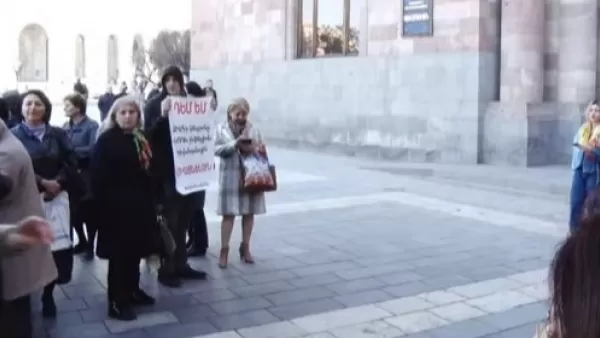 ՁԻԱՀ-ի կանխարգելման կենտրոնի աշխատակիցները բողոքի ցույց են անում կառավարության դիմաց