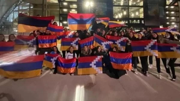 «Օլիմպիկ»-«Քարաբաղ» խաղից հետո երկրպագուները լուսանկարվել են Արցախի դրոշներով 