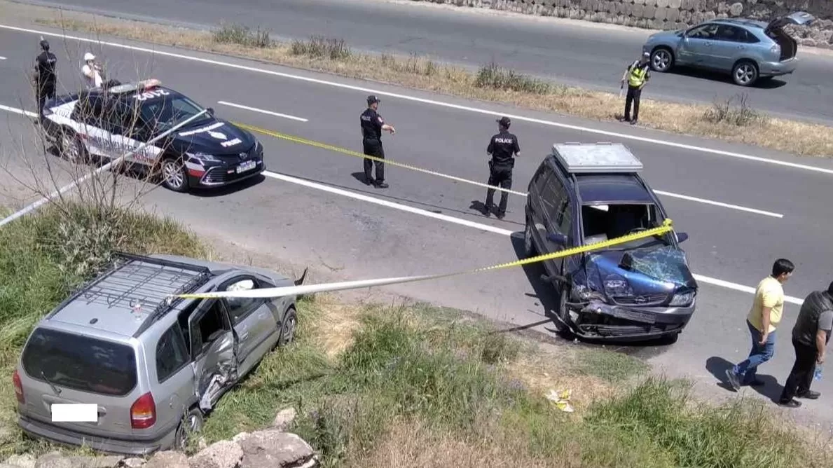 Երևան-Սևան ճանապարհին բախվել են «Lexus»-ը և երկու «Opel Zafira»-ները. կա վիրավոր