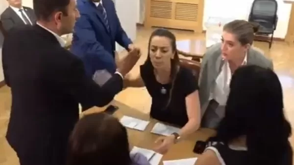 ՏԵՍԱՆՅՈՒԹ․ Քիչ առաջ ՔՊ-ական պատգամավորը փորձեց ձեռքի հեռախոսով հարվածել լրագրողին
