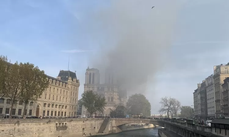 ՀՐԱՏԱՊ. Այրվում է Փարիզի Աստվածամոր տաճարը