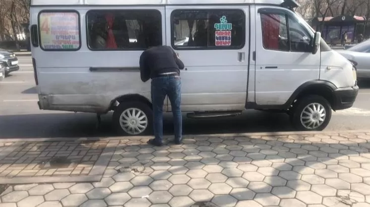 Երևանում ուղևորները չեն կարողացել դուրս գալ երթուղայինից