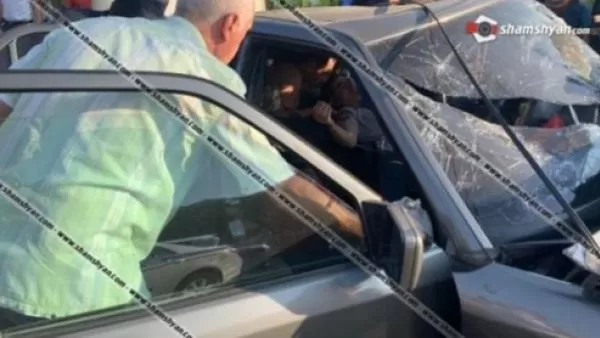 Արարատի մարզում ոստիկանության 30-ամյա ծառայողը «Mercedes»-ով բախվել է էլեկտրասյանը