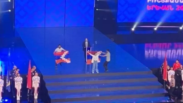 ՏԵՍԱՆՅՈՒԹ. Բռնցքամարտի Եվրոպայի առաջնության բացմանը բեմում են հայտնվել երիտասարդներ՝ պարզած Արցախի դրոշը