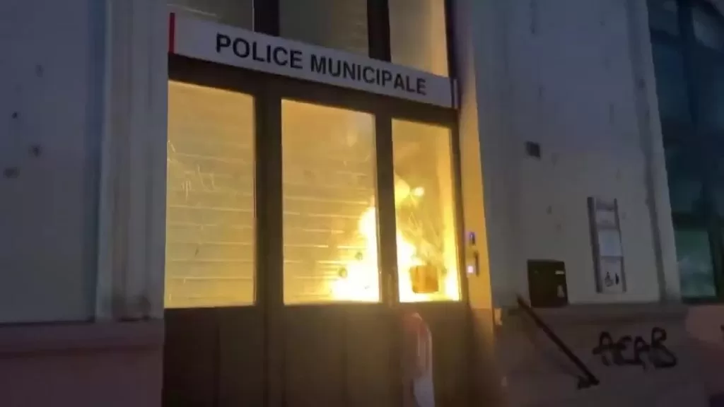 ՏԵՍԱՆՅՈՒԹ. Ֆրանսիայում ցուցարարները հրկիզել են ոստիկանական բաժանմունքը
