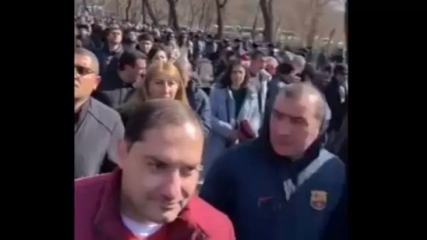 ՏՍԱՆՅՈՒԹ.  Ցացարարները բարձրանում են Բաղրամյան 26