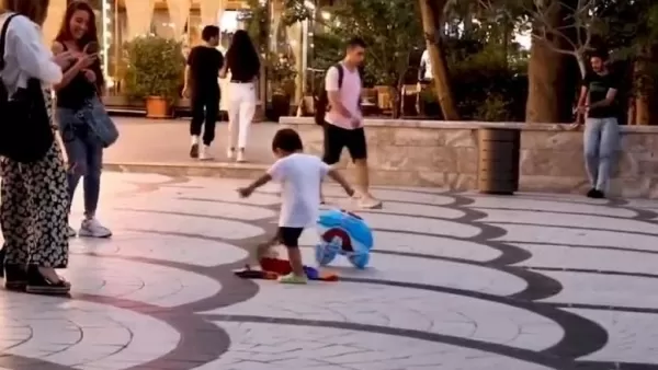 ՏԵՍԱՆՅՈՒԹ․ Ինչպես է ադրբեջանցի երեխան տրորում Հայաստանի դրոշը