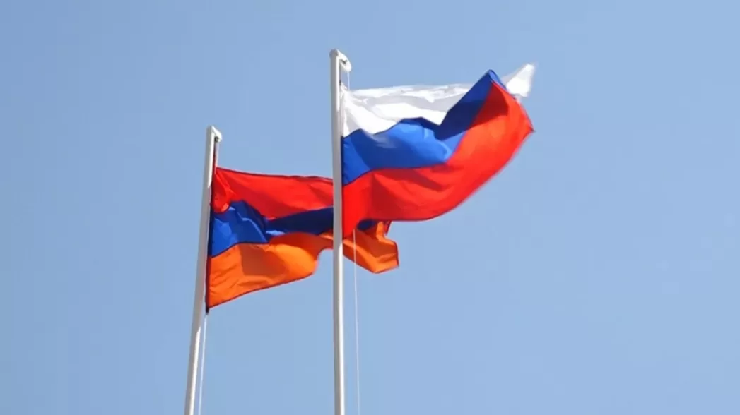 6 հոգի դանակով վնասել են ՀՀ և ՌԴ պետական դրոշներն ու զինանշանները, ապա դիմել փախուստի