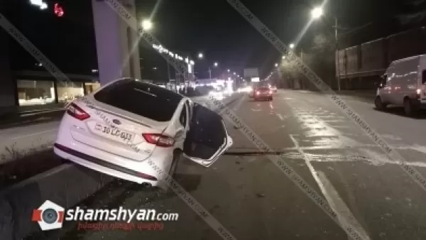  Երևանում բախվել են Toyota և Ford մակնիշի ավտոմեքենաները. վերջինս հայտնվել է բետոնե պատնեշի վրա