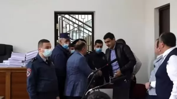 Դատարանում Առուշանյանին դիմավորեցին ծափերով