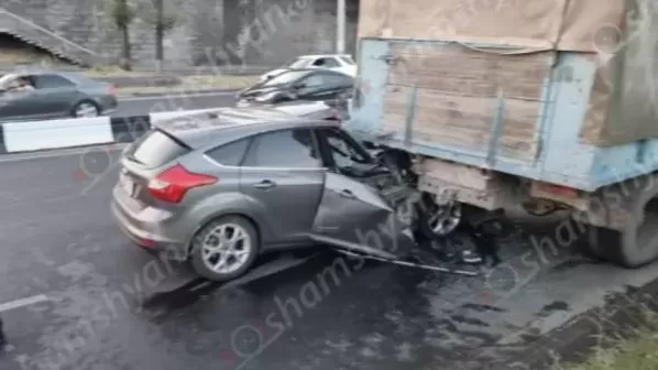  Ford Focus-ը Մյասնիկյան պողոտայում մխրճվել է կայանված բեռնատար «ԶԻԼ»-ի հետնամասի մեջ