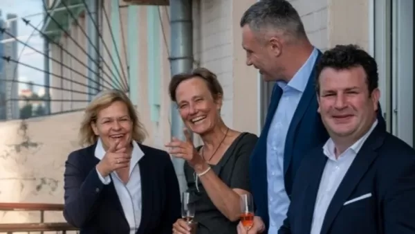 Կիևի քաղաքապետի հետ Ուկրաիայում խմում և ժպտում են. Գերմանիայի ՆԳ նախարարը ներողություն է խնդրել 