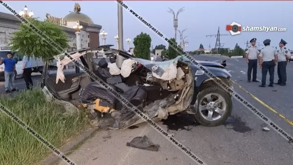 «Nissan Murano» մակնիշի մեքենան «Շանգրիլա» խաղատան դիմաց բախվել է էլեկտրասյանը. մեքենան մեջտեղից կիսվել է. կա 2 զոհ 