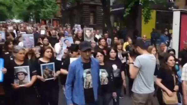 ՏԵՍԱՆՅՈՒԹ․ Որդեկորույս ծնողները՝ իրենց զավակների նկարներով, լուռ քայլերթ են իրականացնում դեպի կառավարություն