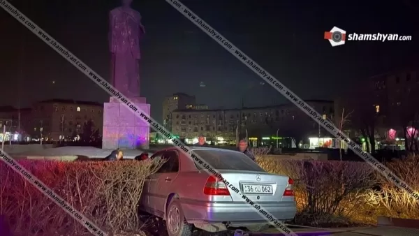 Երևանում Mercedes-ը Նժդեհի հրապարակում բախվել է Սուրեն Սպանդարյանի արձանի պատվանդանին. Shamshyan. com