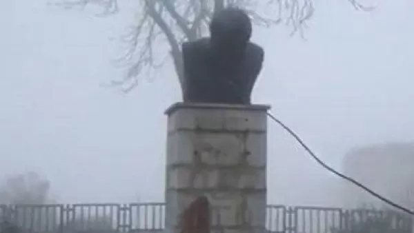 Ադրբեջանցի զինվորականները Շուշիում պղծել եւ քանդել են Հովհաննես Թևոսյանի հուշարձանը