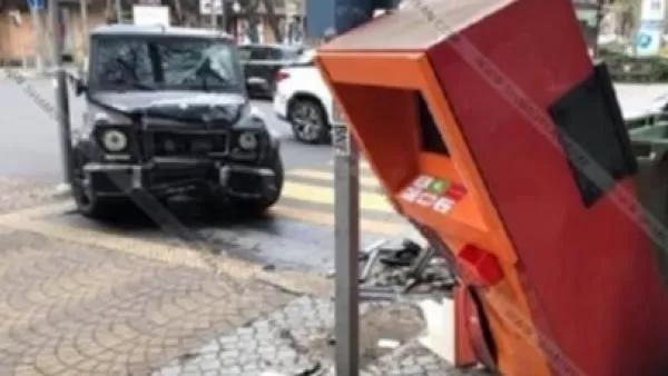 Ավտովթար՝ Երևանում. Mercedes G-ն բախվել է տերմինալին և կոտրել այն
