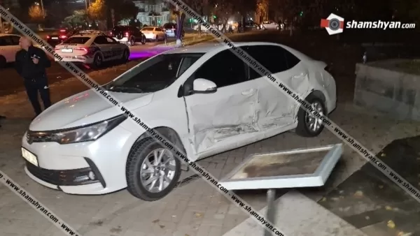 Խոշոր ավտովթար Երևանում. տապալվել է ցուցանակը, իսկ մեքենան հայտնվել մայթին 