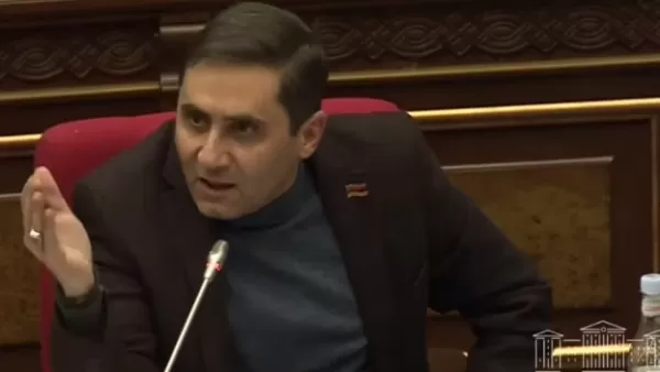 ՏԵՍԱՆՅՈՒԹ. Ձենդ հելավ հա՞. պարոն Աբովյան կոռեկտ եղեք. Ալեն Սիմոնյանը՝ Աբովյանին 