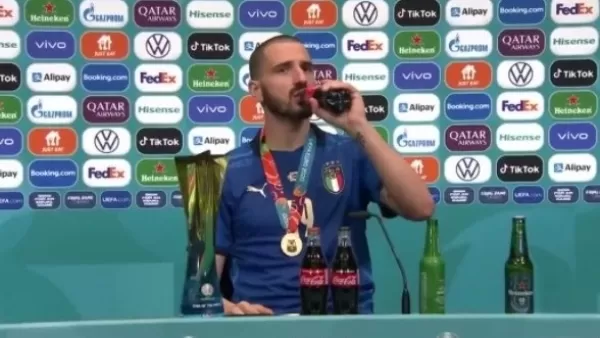 ՏԵՍԱՆՅՈՒԹ. Իտալիայի հավաքականի պաշտպանը մամուլի ասուլիսի ժամանակ կոկա-կոլայի հետ գարեջուր է խմել