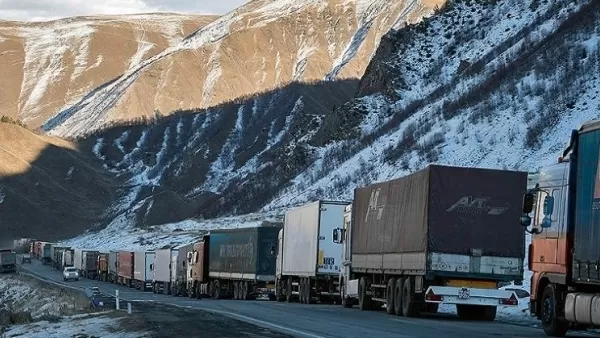 Լարսը փակ է. կուտակվել է մոտ 100 բեռնատար ավտոմեքենա