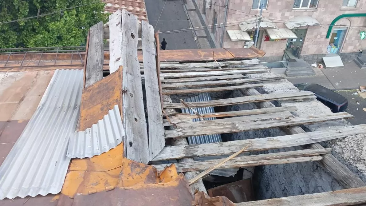 Երևանում ուժեղ քամիների պատճառով շինություններ են վնասվել 