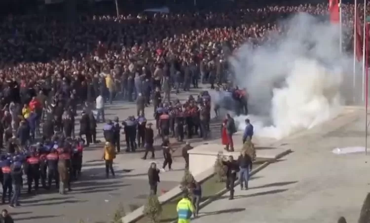 Ալբանիայում ցուցարարները փորձել են ներխուժել վարչապետի նստավայր