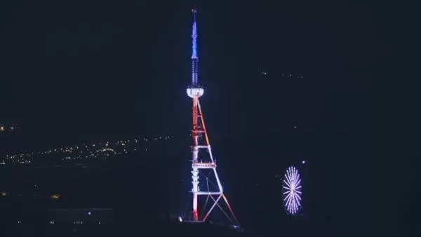 Թբիլիսիի հեռուստաաշտարակը լուսավորվել է ԱՄՆ դրոշի գույներով՝ ի պաշտպանություն կորոնավիրուսի դեմ ԱՄՆ-ի պայքարի 