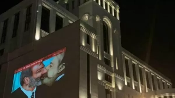 «Ալիեւի 5$ միլիարդանոց «դուխով» պաչիկը». Փաշինյանի եւ Ալիեւի ծաղրանկարը՝ ԱԳՆ շենքին