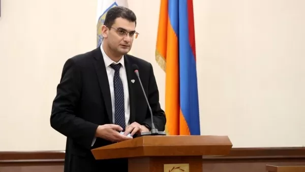 Հարկատուները մեզ փող չեն տալիս, որ աշխատանքի ժամին «սթորի» գցենք․ քաղաքապետը՝ աշխատակիցներին 