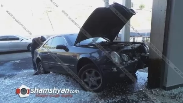 Խոշոր ավտովթար՝ Երևանում. 25-ամյա վարորդը Mercedes-ով մխրճվել է «Fine cars of Armenia» ավտոսրահի մեջ