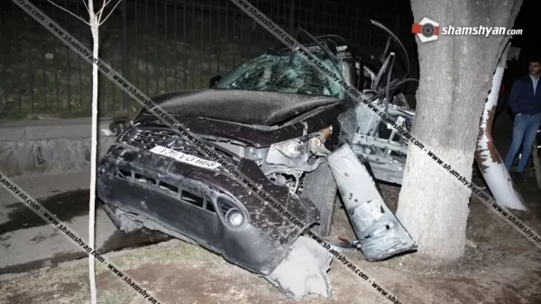  Երևանում բախվել են Nissan-ն ու Infiniti-ն. վերջինս էլ բախվել է էլեկտրասյանն ու ծառին և հայտնվել մայթին. 26-ամյա վարորդը մահացել է