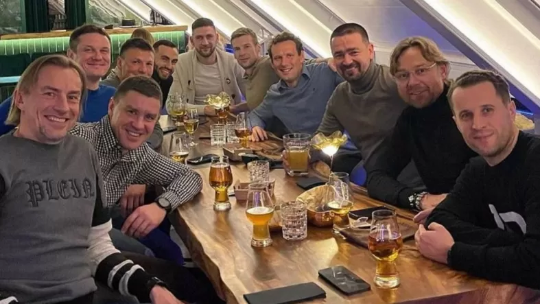 Էստոնացի ֆուտբոլիստները ստիպված են եղել ներողություն խնդրել ՌԴ հավաքականի մարզչի հետ լուսանկարի համար