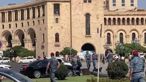 ՏԵՍԱՆՅՈՒԹ․ Հանրապետության հրապարակից բերան ենթարկեցին քաղաքացուն՝ «Նիկո՛լ, հեռացի՛ր» գոռալու համար 
