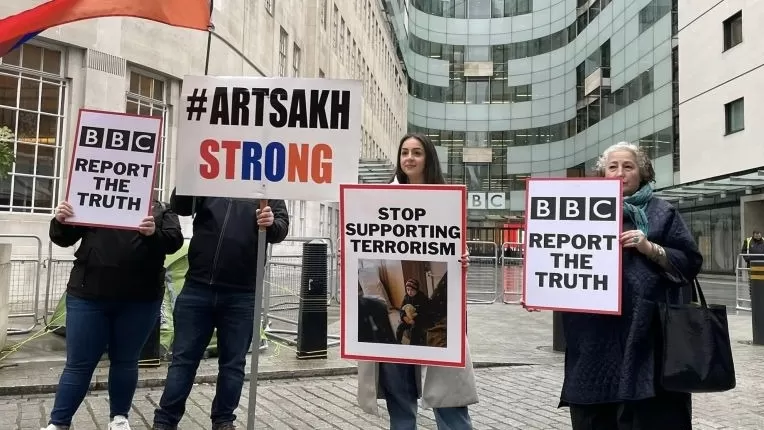 Մեծ Բրիտանիայում հայ համայնքի ներկայացուցիչները բողոքի ակցիա են անցկացրել BBC-ի գրասենյակի մոտ