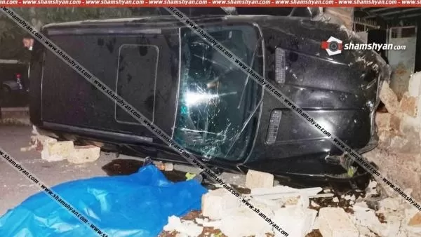 Ողբերգական ավտովթար Երեւանում. BMW X5-ը բախվել է երկաթե ցանկապատերին, փլուզել բնակչի քարե պարիսպն ու կողաշրջվել. կա զոհ