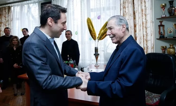 Քաղաքապետն այցելել է Ալբերտ Ազարյանին, շնորհավորել 90-ամյակի կապակցությամբ