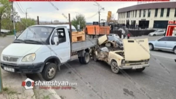 Խոշոր ավտովթար Երևանում․ բախվել են բեռնատար Газел-ն ու 06-ը. վերջինս վերածվել է մետաղի ջարդոնի